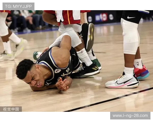 字母哥愤怒撕裂球衣雄鹿惨败后更衣室内冲突不断引发热议